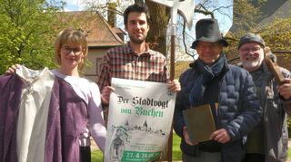 Fachdienstleiterin Sarah Wörz, Stadtarchivar Tobias-Jan Kohler, Regisseur Christof Kieser und Stadtvogt-Darsteller Stefan Müller-Ruppert freuen sich schon auf die Freiluftaufführung des historischen Theaterstücks im Museumshof.