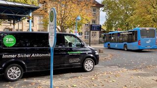 Ruftaxis (vorne) ergänzen das Angebot der Linienbusse und bereichern das Spektrum des Öffentlichen Personennahverkehrs im Main-Tauber-Kreis.