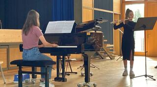 Zwei Musikerinnen beim Konzert der Richard-Trunk-Musikschule.