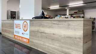 Das DRK hat das Konzept angepasst: Die Kunden bekommen die von den Helfern gepackten Tüten über die Ausgabetheke, statt die Waren selbst einzupacken.