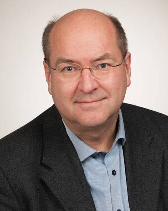 Dr. Malte Graßhof kommt zu einer Feierstunde.