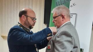 Rüdiger Allmann wurde von Bürgermeister Meikel Dörr mit der Ehrennadel des Landes Baden-Württemberg ausgezeichnet (links). Außerdem wurden verdiente Mitglieder geehrt.