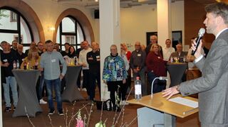 Oberbürgermeister Markus Herrera Torrez beim Empfang mit Mitgliedern der Betriebsräte von Wertheimer Unternehmen.