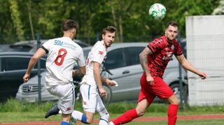 Dem Ball konnte Weikersheim/Laudenbach (weiße Trikots) gegen Bitzfeld-Schwabbach nur hinterherlaufen. Entsprechend verlor man mit 2:4.