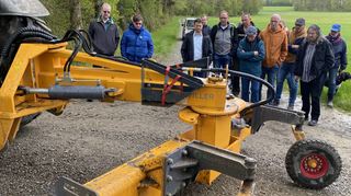Mit einem sogenannten „Grader“ bringen die Buchener Waldarbeiter Schotterwege wieder in Ordnung.