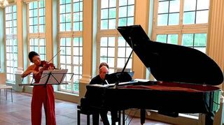 Die Geigerin Sinn Yang war bereits mehrfach zu Gast bei den Schlösschen-Konzerten. Nun gastierte sie mit dem italienischen Pianisten und Konservatoriumsprofessor Marco Grisanti.