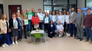 Der Sportkindergarten „Wirbelwind“ erhielt als erster in der Metropolregion Rhein-Neckar die Auszeichnung „FairKita“. Darüber freuten sich Mitarbeiter, Bürgermeister und Gemeinderäte.