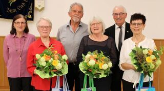 Ehrung beim Gesangverein Frohsinn Buch: Das Bild zeigt die ausgezeichneten Mitglieder zusammen mit der stellvertretenden Vorsitzenden Gudrun Schmitt, dem Vorsitzenden Karl-Heinz Spiesberger und dem Sängerbund-Vizepräsidenten Hubert Heffele.
