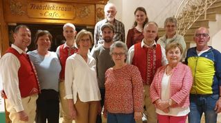 Bei der Volks- und Winzertanzgruppe Markelsheim wurden eine ganze Reihe Mitglieder für langjährige Treue zum Verein geehrt.