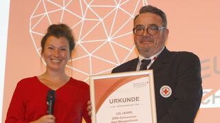 Julia Warych vom Blutspendedienst Baden-Württemberg überreicht eine Urkunde als Dank für die Organisation und Unterstützung der Blutspendeaktionen.