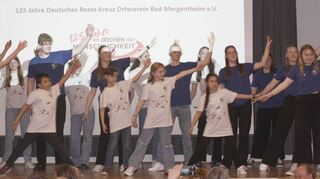 Jeder Rede folgte eine sehens- und hörenswerte Tanz- und Gesangsnummer des Jugend-Rotkreuzes (Bild) sowie der Seniorengruppe.