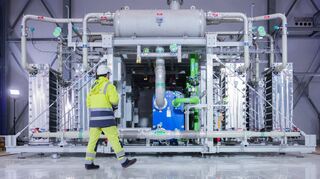 Blick auf einen Elektrolyseur für die Herstellung von grünem Wasserstoff in Oberhausen. Die Wertheimer Stadtwerke wollen in Zusammenarbeit mit der Wasserstoffallianz H2 Main-Tauber solche Anlagen errichten – die erste im Gewerbegebiet Almosenberg.