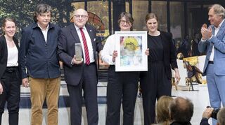 Auszeichnung in Düsseldorf: OB Udo Glatthaar (Mitte), Projekt-Partner Johann Senner (Zweiter von links.) und die Stadtplanerinnen Eva Müller, Kathrin Herz und Dana Mack (von links) nehmen für den neuen Gänsmarkt den „Polis Award“ vom Jury-Vorsitzenden Reiner Nagel (rechts) entgegen.