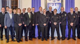 Nach 29 Jahren wurde bei der Feuerwehr-Abteilung Rinschheim Richard Schäfer als Abteilungskommandant verabschiedet und ein neues Führungsteam gewählt. Das Bild zeigt die Neuaufnahmen, die Beförderten und das neue Führungsteam mit dem verabschiedeten Richard Schäfer sowie den Ehrengästen.