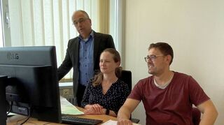 Fachdienstleiter Friedrich Bopp, Vermesserin Inna Borovska und Vermessungstechniker Jonas Hillebrand am Arbeitsplatz in Buchen.