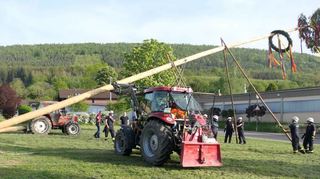 Erstmals wurde der Mondfelder Maibaum in seinem neuen Ständer aufgestellt. Diesen hatte die Feuerwehr in viel Eigenleistung aufgebaut, außerdem gab es für einen Teil der Anschaffungskosten eine Spendenaktion.
