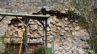 Die eingestürzte Röttinger Stadtmauer soll wieder aufgerichtet werden.