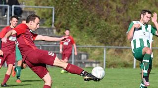 Die SpG Rippberg/Wettersdorf-Glashofen (grün-weiß gestreift) darf sich gegen die Spvgg Hainstadt keine Blöße geben, will sie sich ihre Chancen auf die Teilnahme an der Relegation bewahren.