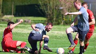 Die SpG Götzingen/Eberstadt (hier in Rot) ist eine der beiden Mannschaften, die den dieses Mal spielfreien Spitzenreiter SpG Schloßau/Donebach (in Grau) an diesem Wochenende in der Tabelle der Kreisliga Buchen überholen können.