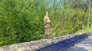 Die historische Haagener Nepomuk-Statue ist von Unbekannten von ihrem „Geländergefängsnis“ befreit worden.