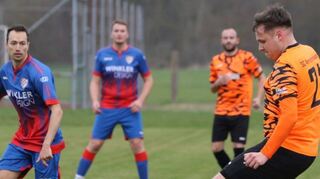 Spitzenreiter SC Amrichshausen (hier im Bild in den traditionellen orangefarbenen Trikots im Spiel gegen Taubertal/Röttingen) ist zu Hause gegen den FC Creglingen klarer Favorit.