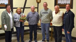 Die Geehrten mit den beiden Vorsitzenden und dem Ortsvorsteher.