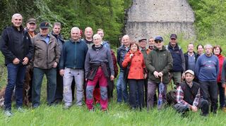 Der neue Revierleiter Timo Renz (vorn, sitzend) und Ortsvorsteher Detlef Heidloff (links) freuten sich über das Interesse an der Waldbegehung, die an der Theobaldskapelle startete.