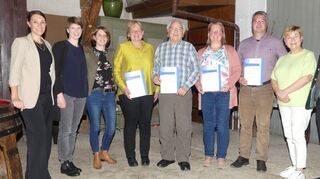 Auf dem Bild die für langjähriges aktives Spielen vom Landesverband anwesenden Geehrten zusammen mit der Vorsitzenden Verena Hüttl (links), der stellvertretenden Vorsitzenden Corinna Burkert (Zweite von links), Ortsvorsteherin Claudia Kemmer (Zweite von rechts) und Verbandsvertreter Martin Dasing (rechts). Eine besondere Freude war es für Verena Hüttl und Martin Dasing mit Fred Prokosch ein Gründungsmitglied ehren zu dürfen, das seit Anbeginn vor 60 Jahren in der Kapelle aktiv spielt.