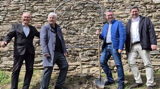 An Tag drei wurde Köszeg angesteuert, um an der Mauer von Schloss Jurisic mit dem Vizepräsidenten des Komitat Vas, Ferenc Marton, dem Winzer Joszef Lang sowie Bürgermeister Béla Báshty eine Weinrebe anzupflanzen.