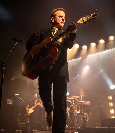 Hollywood-Star Kiefer Sutherland mit seiner Gitarre.