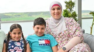 Dr. Fatma Irqi-Darawsha, zusammen mit ihrem Mann Ibrahim und ihren beiden Kindern, freut sich auf die neue Aufgabe als Ärztin in Gerchsheim.