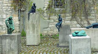 Die spezifische Atmosphäre der Weikersheimer Schau-Plätze geht mit den Bronzeplastiken von Susanne Kraißer eine Art Symbiose ein.