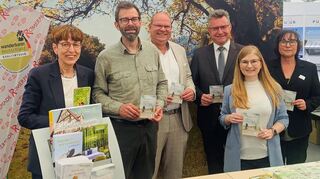 Beim Odenwälder Landkreis-Treffen auf dem Mannheimer Maimarkt warben Landrat Jens-Marco Scherf (Landkreis Miltenberg), Erster Kreisbeigeordneter Oliver Grobeis (Odenwaldkreis) und Landrat Dr. Achim Brötel (Neckar-Odenwald-Kreis), gemeinsam mit Kornelia Horn (Odenwald Tourismus GmbH), Tina Last (Touristikgemeinschaft Odenwald) und Birgit Dacho (Landkreis Miltenberg) für die Region.