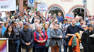 Kundgebung vor der Wertheimer Stiftskirche. Im Bild Mitte rechts Landrat Christoph Schauderneben Oberbürgermeister Markus Herrera Torrez.