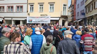 Der Demonstrationszug auf dem Wertheimer Marktplatz.