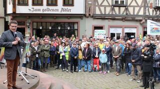 Landrat Christoph Schauder (links) bei der Kundgebung vor der Stiftskirche.