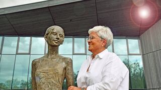 Kunst zum Anfassen: Mit 44 Werken von Bildhauerin Susanne Kraißer präsentiert Astrid Hackenbeck ihre 17. Skulpturenschau in Weikersheim.