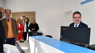 Landrat Christoph Schauder testete bei der Eröffnung das Angebot der neuen Mobilitätszentrale der VGMT in Lauda.