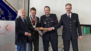 Der Schlüssel des neuen Feuerwehrgerätehauses ging von Architekt Maximilian Otto über Bürgermeister Jürgen Galm an Kommandant Thomas Stark und Peter Schmitt (von links).