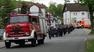 Mit einem Festzug machte sich die Feuerwehr Osterburken vom alten Gerätehaus auf den Weg zu ihrem neuen Zuhause (linkes Bild). Die Pfarrer Thomas Schnücker (links) und Thomas Kuhn segneten das neue Feuerwehrgebäude sowie die Menschen, die dort ein- und ausgehen.