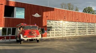 Abends kam sogar noch einmal die Sonne heraus und ließ das neue Osterburkener Feuerwehrgerätehaus erstrahlen. Es wurde nach rund zweieinhalb Jahren Bauzeit am Freitag mit einer Feier eingeweiht.