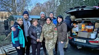 Freiwillige bei der Verteilung der Hilfsgüter in der Ukraine: Helfer vor Ort riskieren mitunter bei der Verteilung der Spenden ihr Leben durch russischen Beschuss.