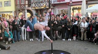 Zu den Höhepunkten der Ladys Night am Freitag gehörte der Poledance auf dem Marktplatz.