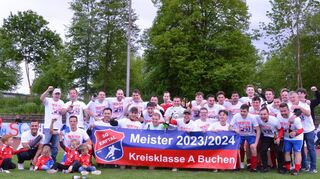 So sehen Meister aus: Die SpG Erftal hat sich am Samstagabend durch einen 2:0-Sieg gegen den TSV Buchen II den Titel in der Kreisklasse A Buchen gesichert. Das Team von den beiden Trainer-Brüdern Dominik und Daniel Horn hat bei noch vier ausstehenden Spielen 13 Punkte Vorsprung und ist somit nicht mehr einzuholen.