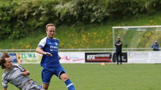Der SV Wachbach II (in Blau) konnte den TSV Neunstein nicht stoppen und kassierte am Ende eine 0:3-Niederlage.