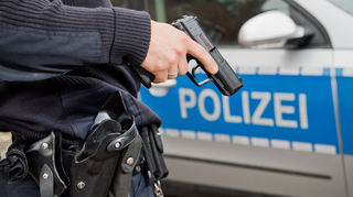 In einer Wertheimer Wohnung fanden Polizisten am Sonntagmorgen eine Frau mit mehreren Stichverletzungen. Die 60-Jährige starb wenig später im Krankenhaus. Ein 45-jähriger Tatverdächtiger wurde festgenommen. (Symbolbild)