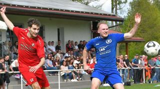Der TSV Assamstadt (linkes Bild, rotes Trikot), der im Halbfinale den VfR Gerlachsheim erst nach Elfmeterschießen aus dem Pokal warf, ist im Finale in Unterschüpf gegen die SpG Impfingen/Tauberbischofsheim II (rechts Bild, blaue Trikots) klarer Favorit.