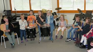 Das Spielen von Instrumenten macht Spaß: Das zeigten die Kinder des Instrumentenkarussells beim Tag der offenen Tür der Freudenberger Musikschule.