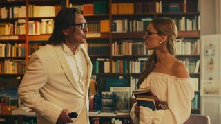 Gregor Samsa (Oliver Masucci, l.) trifft im Antiquariat auf Grete (Bella Dayne). Der Film „Bad Director“ startet am 9. Mai in den deutschen Kinos.