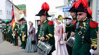 Vor genau 200 Jahren, im Jahr 1824, wurde das damalige Corps uniformiert. Heute trägt das Historische Schützen-Corps Bad Mergentheim, das 1977 neu gegründet wurde, diese Uniform und belebt somit eine lange Tradition.